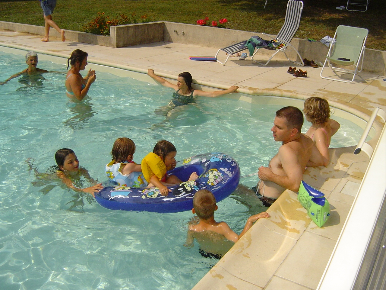 il reste encore un peu de place dans cette piscine